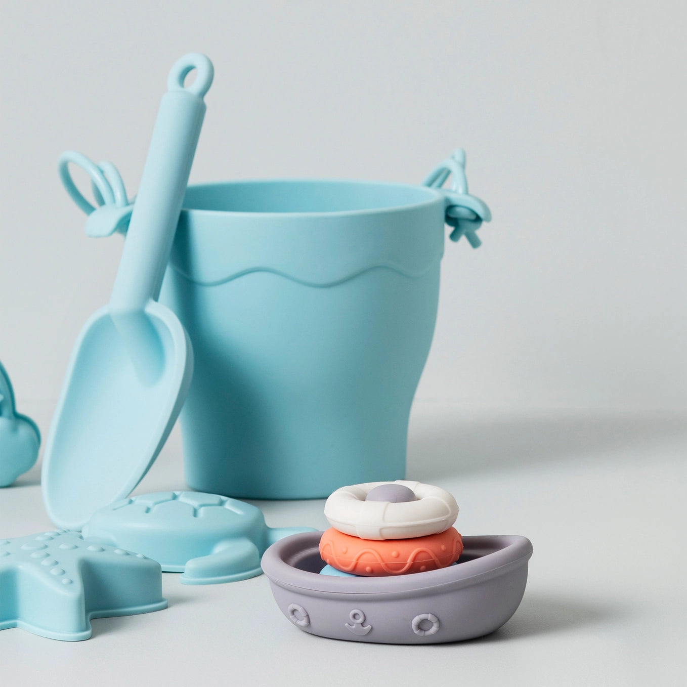 Silicone 8 piece bucket and spade beach set