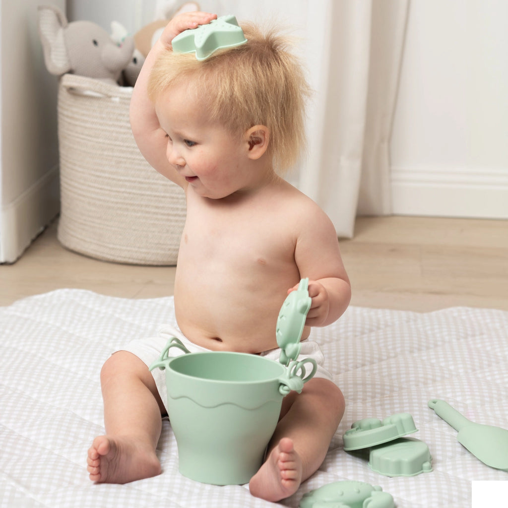 Silicone 8 piece bucket and spade beach set
