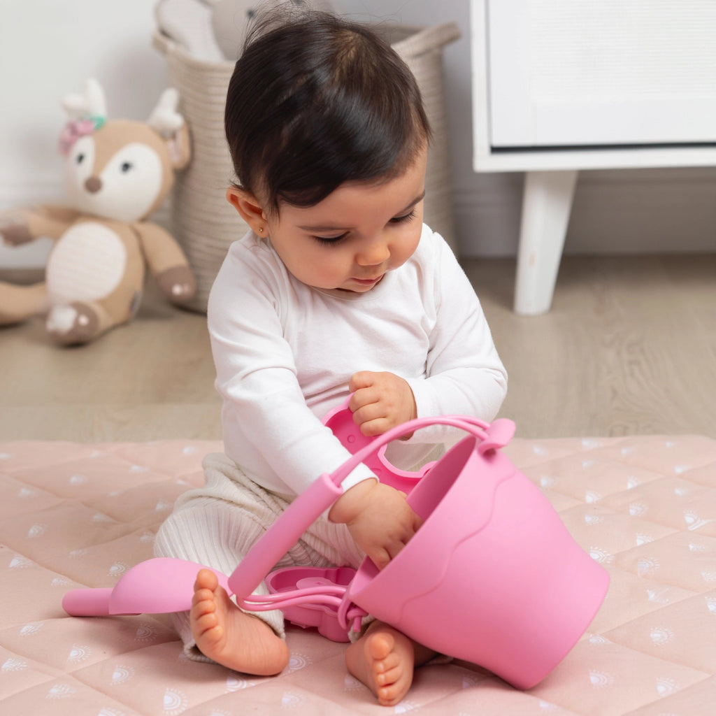 Silicone 8 piece bucket and spade beach set